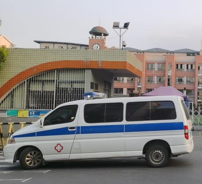 长顺救护车出租护送骨折病人一公里多少钱